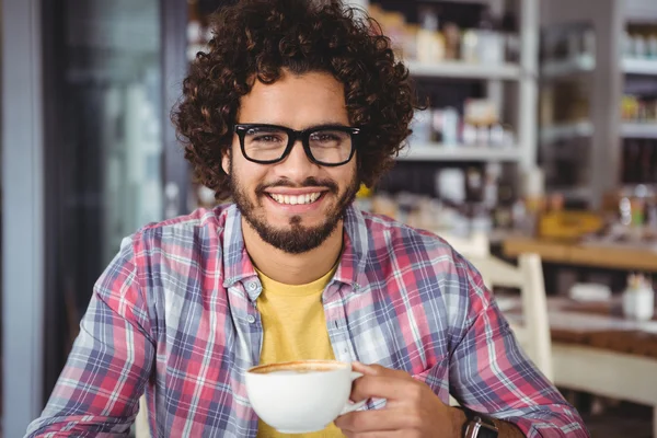 コーヒーを持ちながら笑みを浮かべて男 — ストック写真