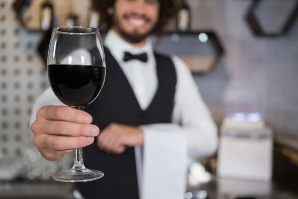 Barista che serve un bicchiere di vino rosso — Foto Stock