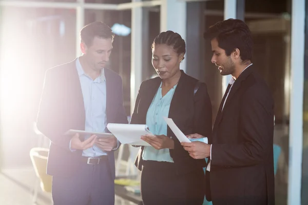 Businesswoman discussing with colleagues — Stock Photo, Image