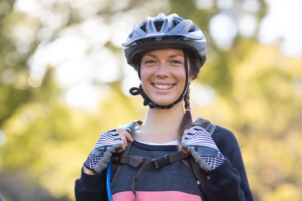 Feminino motociclista sorrindo com mochila — Fotografia de Stock