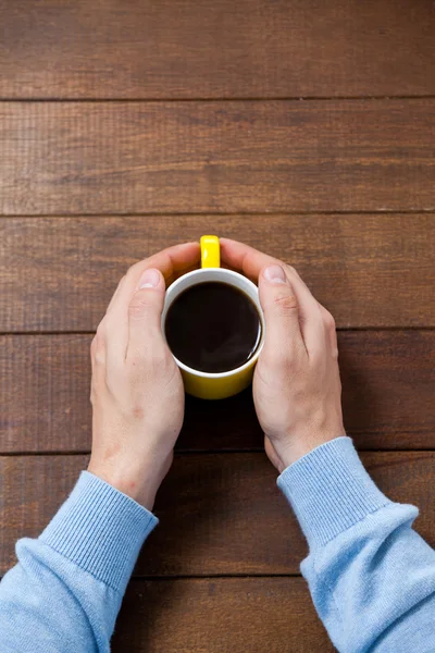 En man som håller i en kopp kaffe — Stockfoto