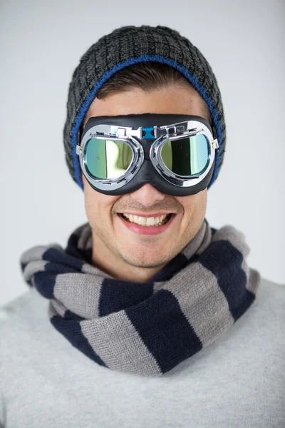 Férfi téli ruházatot visel aviator goggles — Stock Fotó