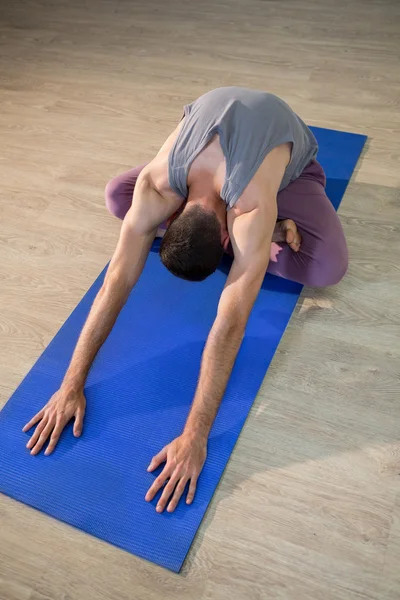 Man uitvoeren van yoga — Stockfoto