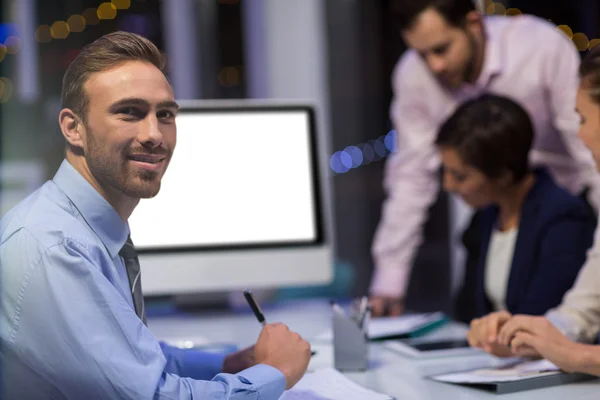 Affärsman i konferensrum — Stockfoto