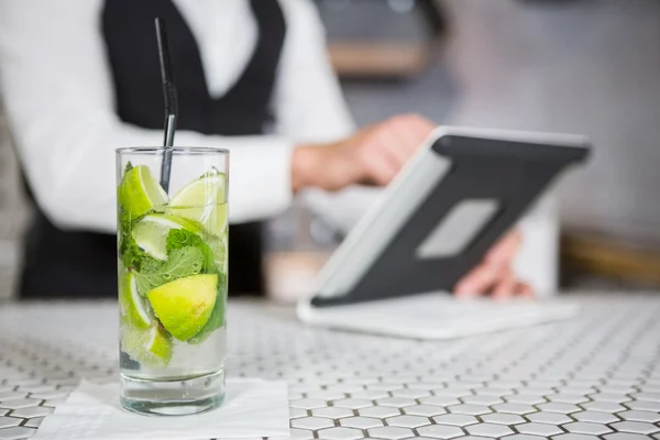 Glass of mojito on a bar counter — Stock Photo, Image