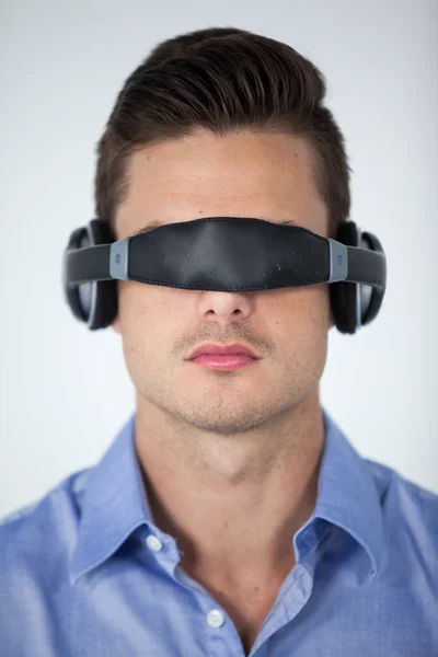 Ο άνθρωπος χρησιμοποιεί εικονικό video γυαλιών — Φωτογραφία Αρχείου