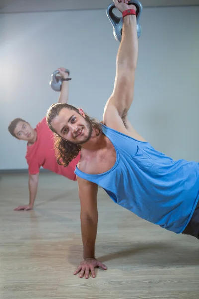 Hommes faisant de l'exercice avec kettlebell — Photo