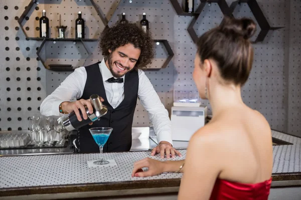 Camarero vertiendo cóctel en copa de mujer — Foto de Stock