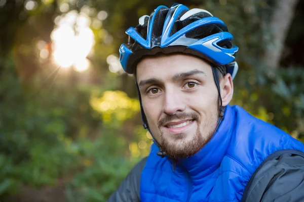 Mannelijke mountainbiker in het bos — Stockfoto