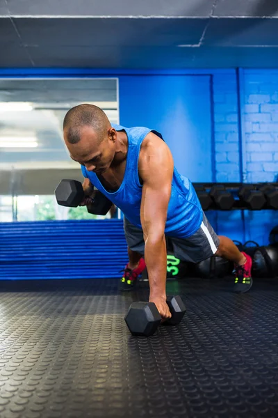 Atleta di sesso maschile che solleva manubri in palestra — Foto Stock