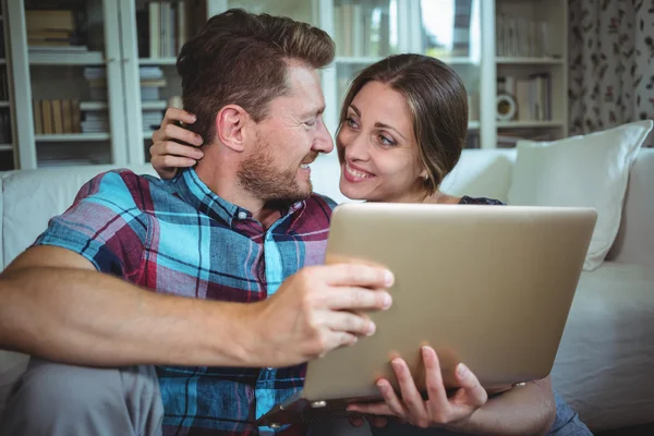 Par med laptop i vardagsrum — Stockfoto