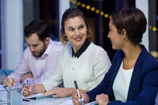 Femmes d'affaires interagissant entre elles — Photo