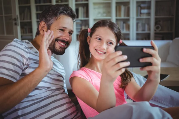 Otec a dcera při pohledu na telefon — Stock fotografie