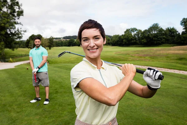 Par stående med golf club och väska — Stockfoto