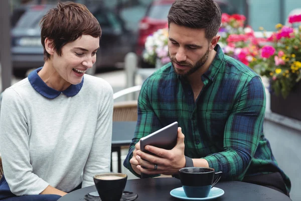 Empresários usando tablet enquanto toma café — Fotografia de Stock