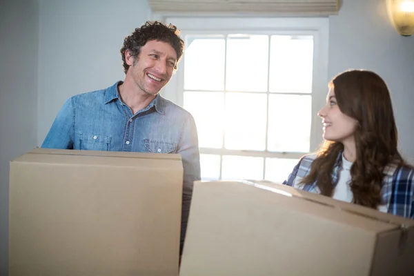 Couple holding cardboard boxes — Stock Photo, Image