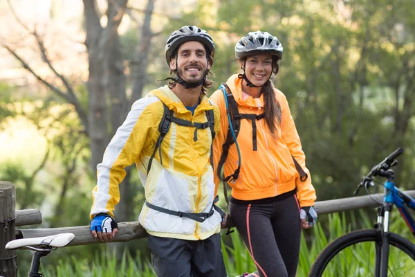 Biker casal de pé na floresta rural — Fotografia de Stock