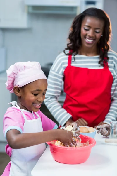 Meisje bereiden cake met moeder — Stockfoto