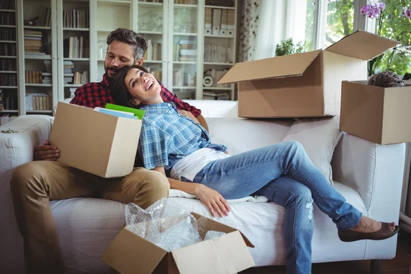 Par på soffan medan uppackning kartong lådor — Stockfoto