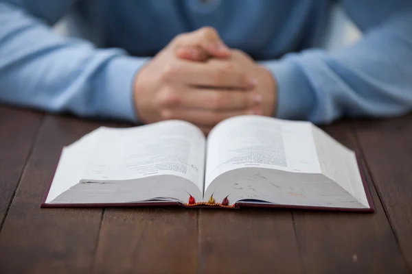 Hombre sentado en el escritorio con la Biblia — Foto de Stock