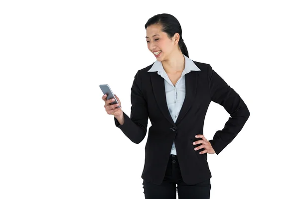 Femme d'affaires utilisant le téléphone mobile — Photo