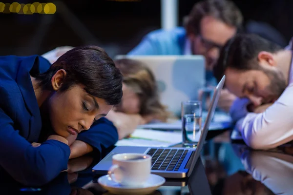 Empresários cansados dormindo no escritório — Fotografia de Stock