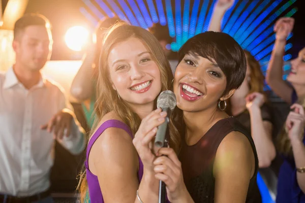 Mulheres bonitas cantando canção juntos — Fotografia de Stock