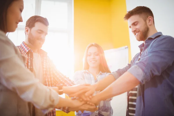 Geschäftsleute stapeln Hände im Büro — Stockfoto