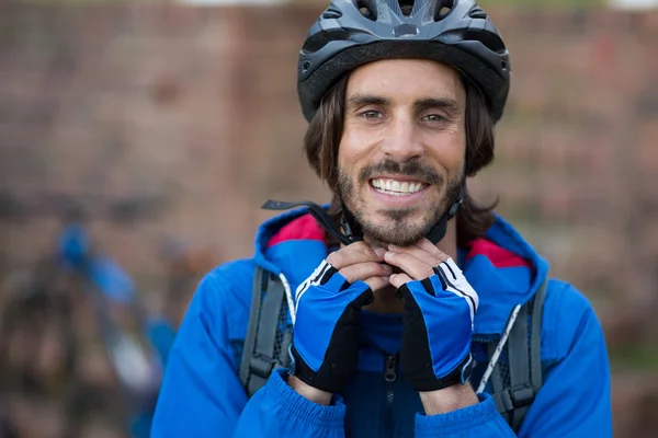 Männlicher Radfahrer trägt Fahrradhelm — Stockfoto