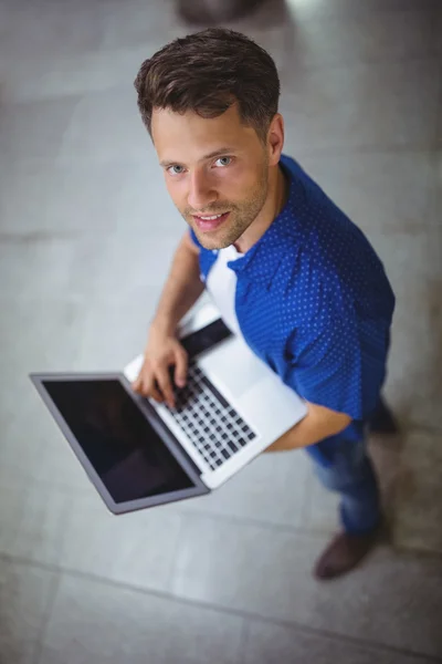 Portrait d'un bel homme utilisant un ordinateur portable — Photo