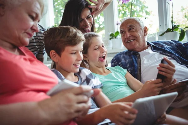 Famiglia multi-generazione seduta insieme — Foto Stock