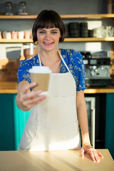 Serveerster aanbieden van een kopje koffie — Stockfoto