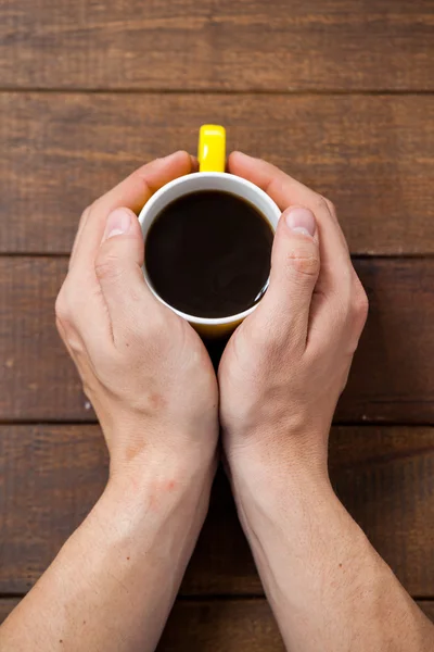 En man som håller i en kopp kaffe — Stockfoto