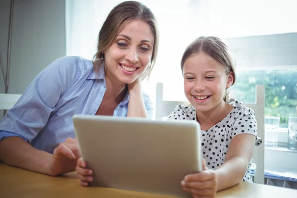 母亲和女儿使用平板电脑 — 图库照片