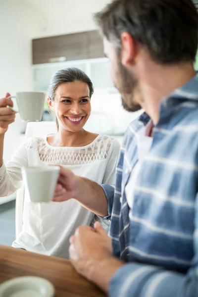 Casal interagindo enquanto toma café — Fotografia de Stock