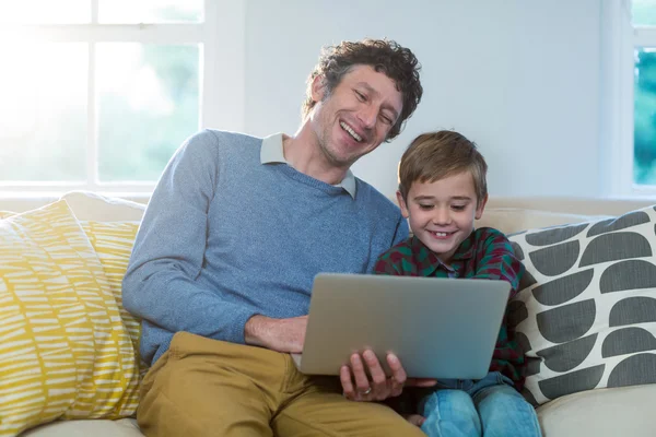 Pai e filho usando laptop — Fotografia de Stock