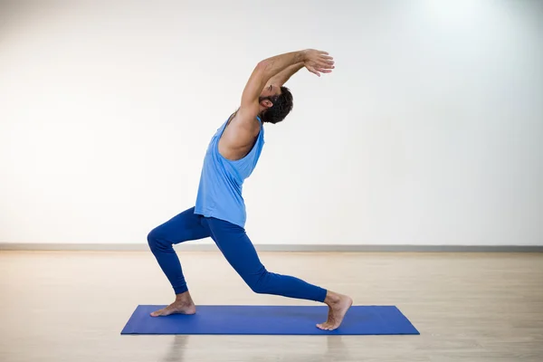 Yoga yapmak adam — Stok fotoğraf