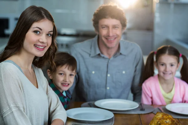 Familjen sitter på en matsal bord — Stockfoto