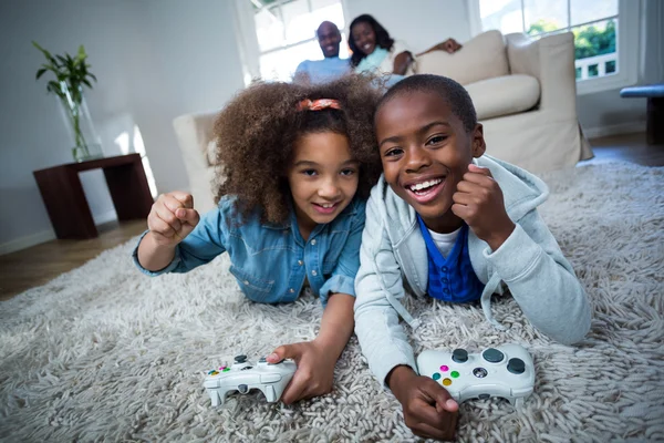 Barnen spelar TV-spel — Stockfoto