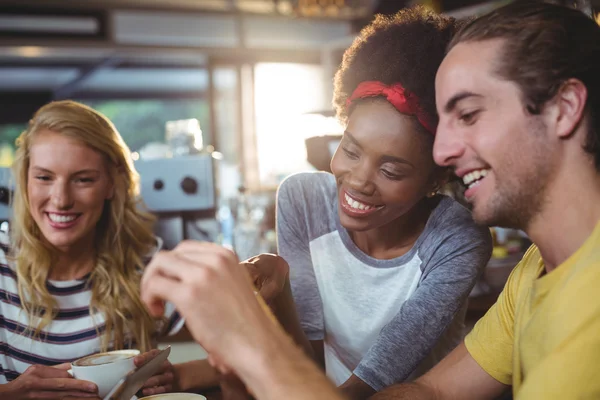 Hombre y mujer usando teléfono móvil — Foto de Stock