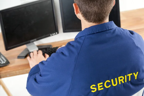 Säkerhetstjänsteman som använder dator — Stockfoto