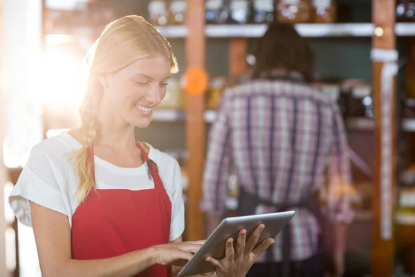 Női munkatársak segítségével digitális tábla szupermarketben — Stock Fotó