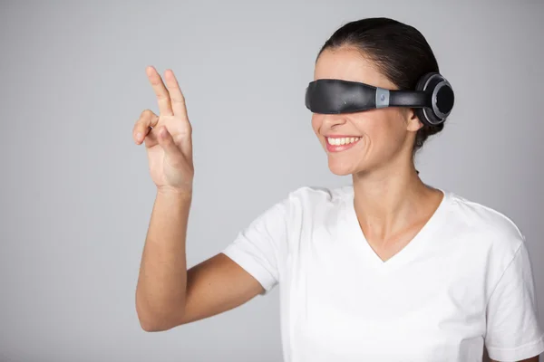 Mujer usando gafas de vídeo virtuales — Foto de Stock