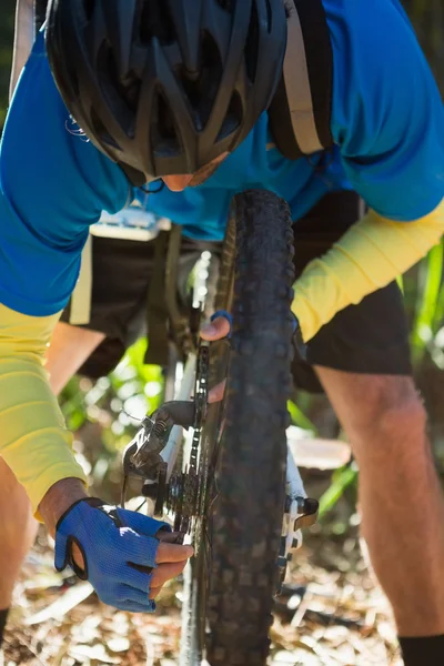 Erkek dağ bisikletçinin Onun Bisiklet zinciri sabitleme — Stok fotoğraf