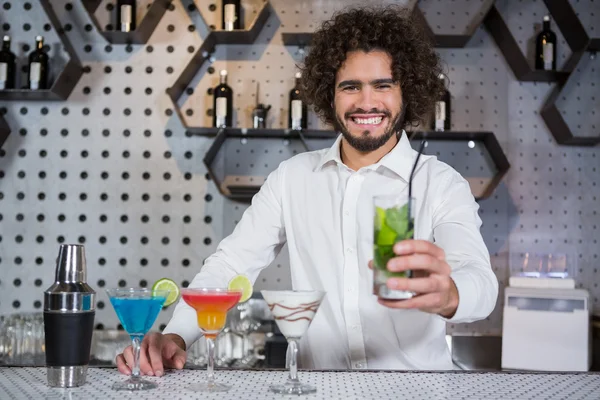 Bartendern serverar glas gin — Stockfoto
