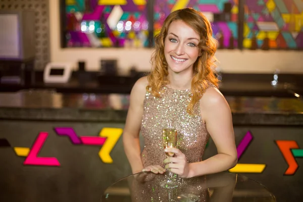 Frau mit einem Glas Champagner — Stockfoto