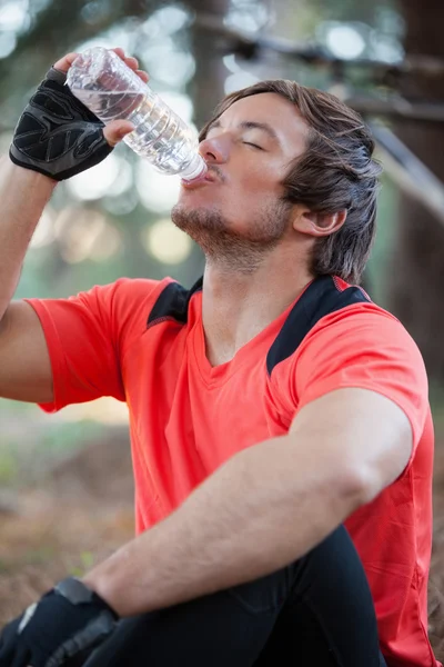 男性の山のバイカー飲料水 — ストック写真