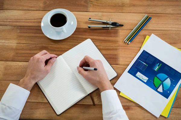 Zakenman schrijven op een dagboek — Stockfoto