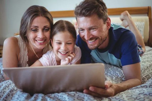 Parents avec fille utilisant un ordinateur portable — Photo
