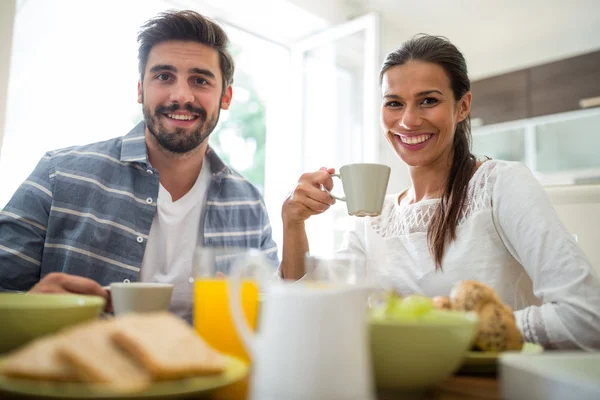 Retrato de casal tomando café da manhã — Fotografia de Stock